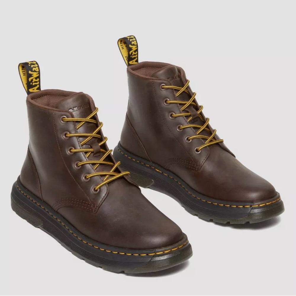 Dr. Martens crewson chukka Brown Leather Boots.